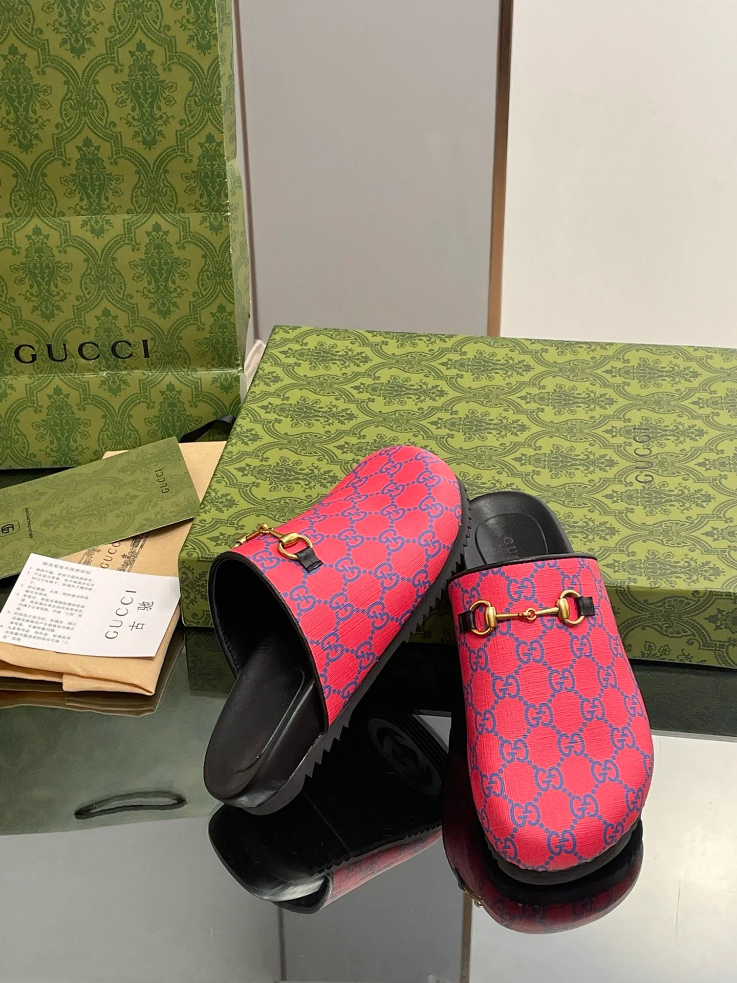 Новинка сезона ?Ранняя осень? от Gucci: мюли, закрытые тапочки, унисекс, розовый.