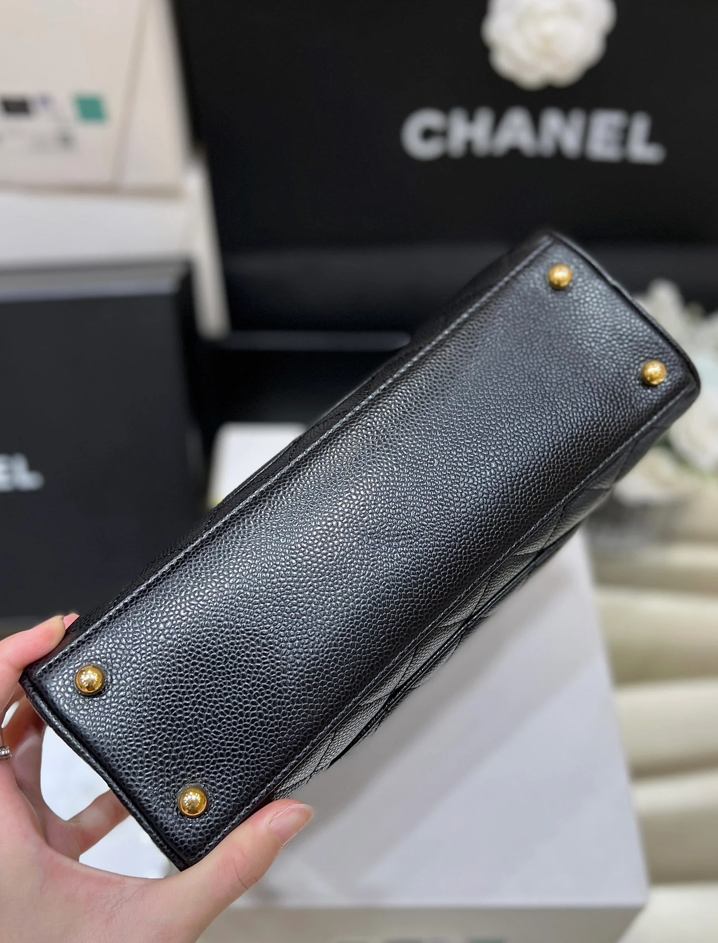 Винтажная сумка-боулинг Chanel из икорной кожи — в стиле Дженни.