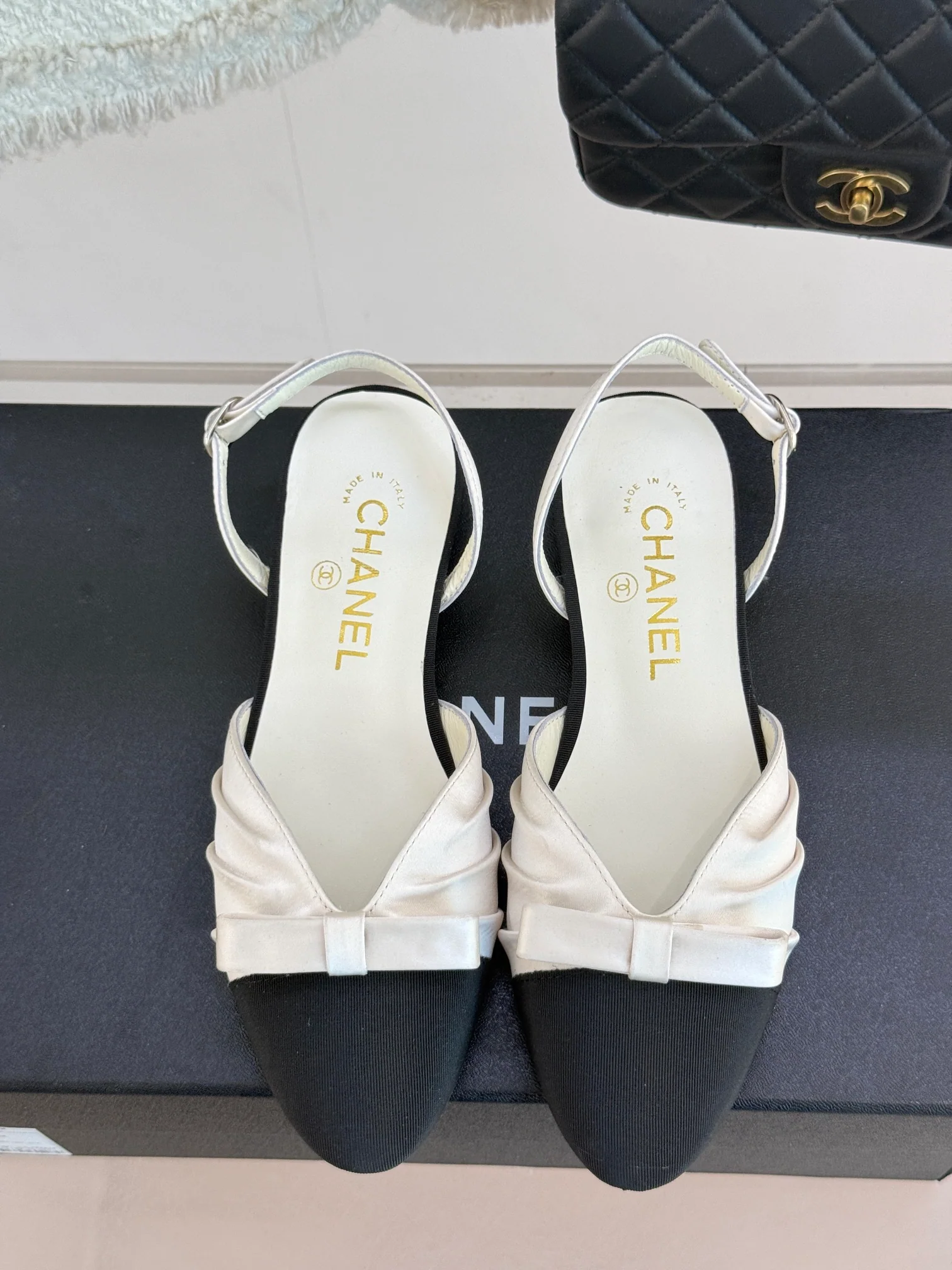 Сандалии Chanel 2024 с атласным бантом - белые