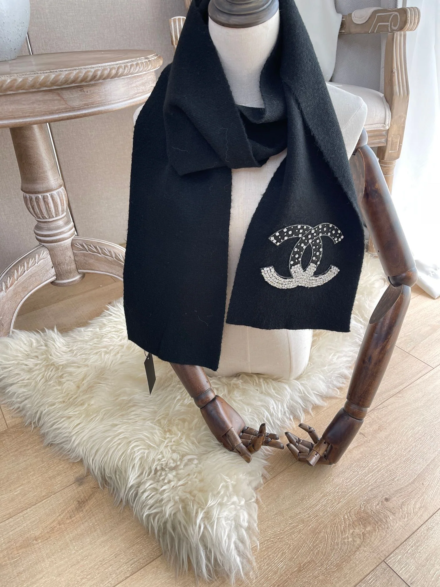 Chanel 22a Hidden Collection - Кашемировый шарф ручной работы, украшенный бриллиантами.