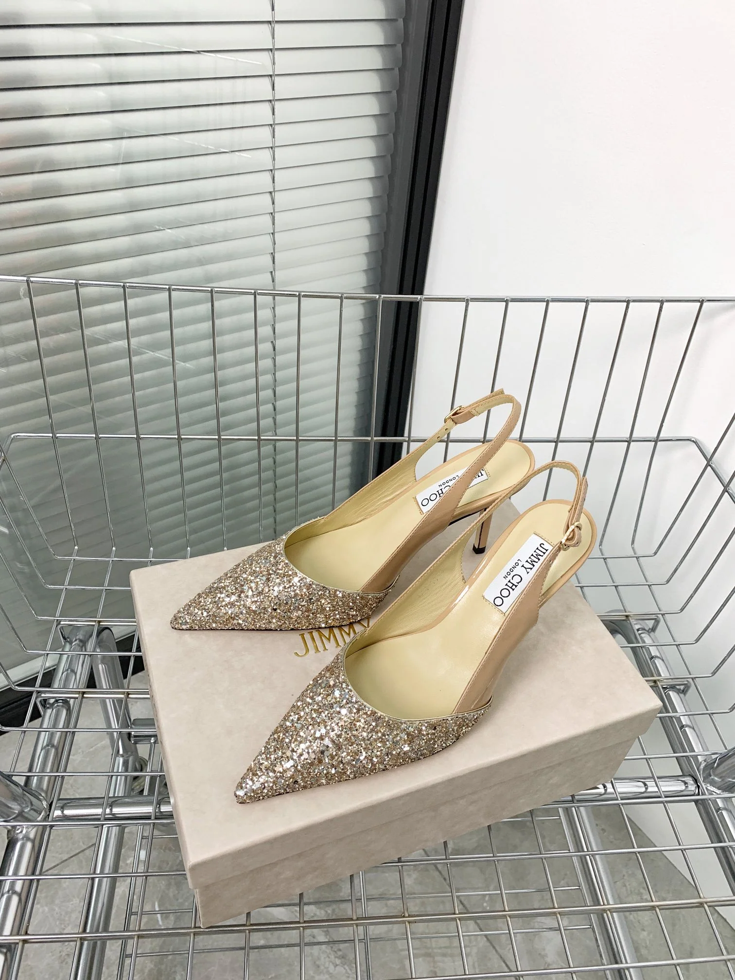 Новые поступления коллекции Jimmy весна/лето 2022 - Туфли на высоком каблуке с пайетками - 1