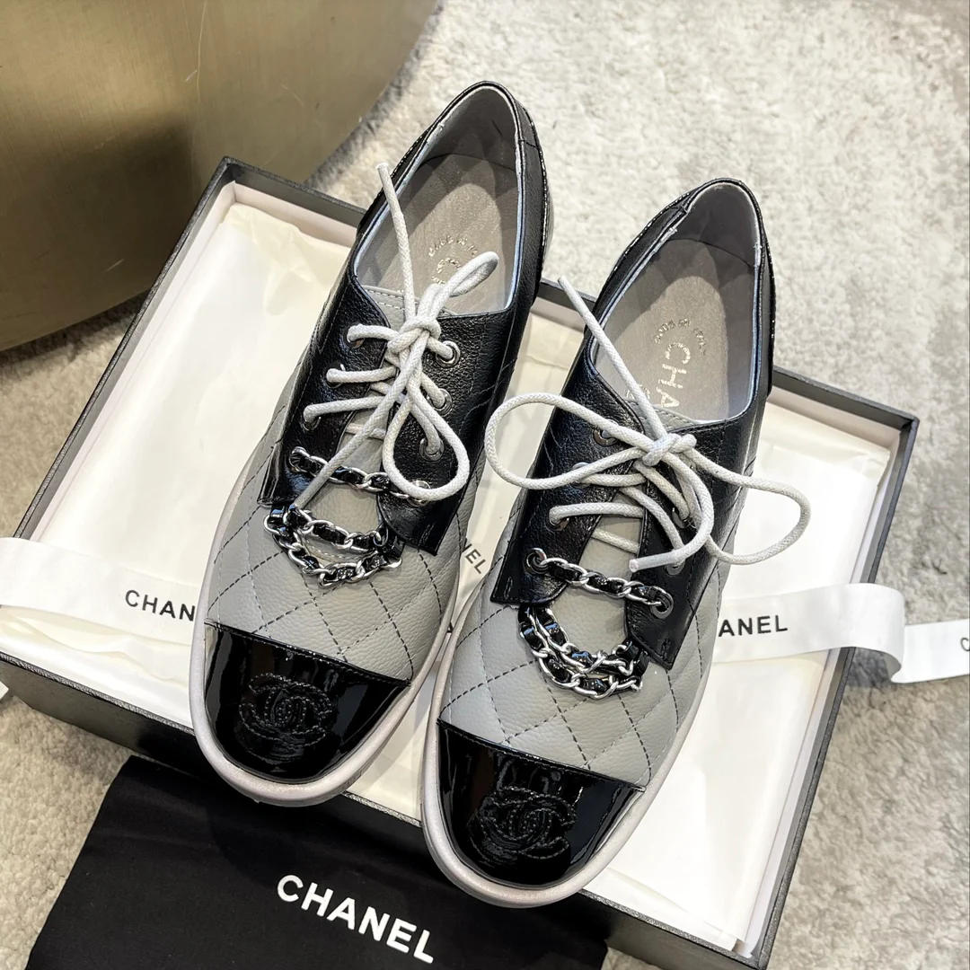 Новинка сезона весна/лето 2023 от Chanel - Стеганые лоферы - Серые