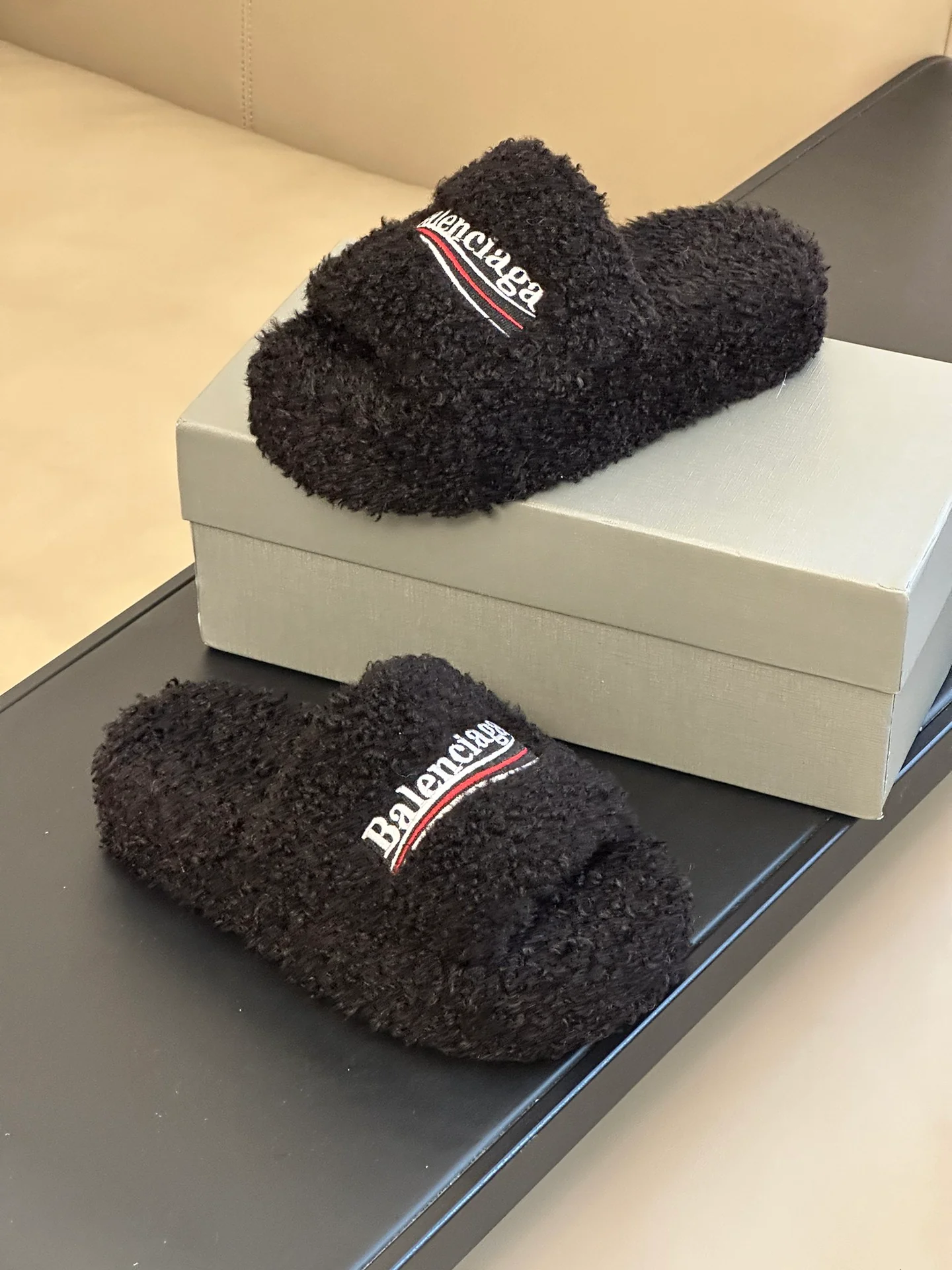 Новинка сезона осень/зима 2023 от Balenciaga - Меховые тапочки на платформе - Черные