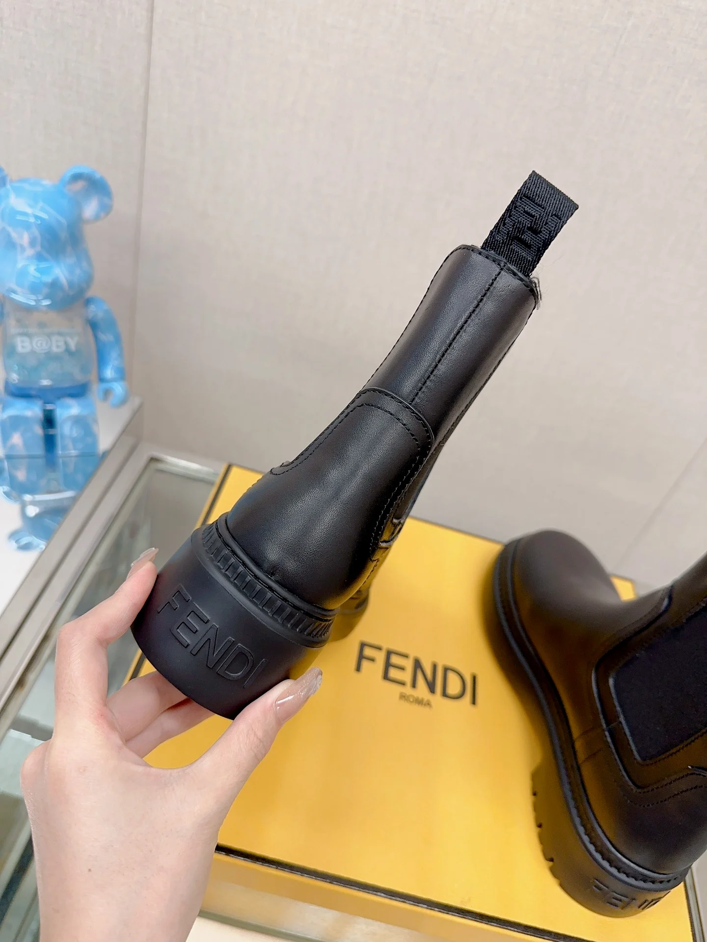 Новинка сезона осень/зима 2023 от Fendi — ботильоны-челси на платформе с эластичным поясом — матово-черные.