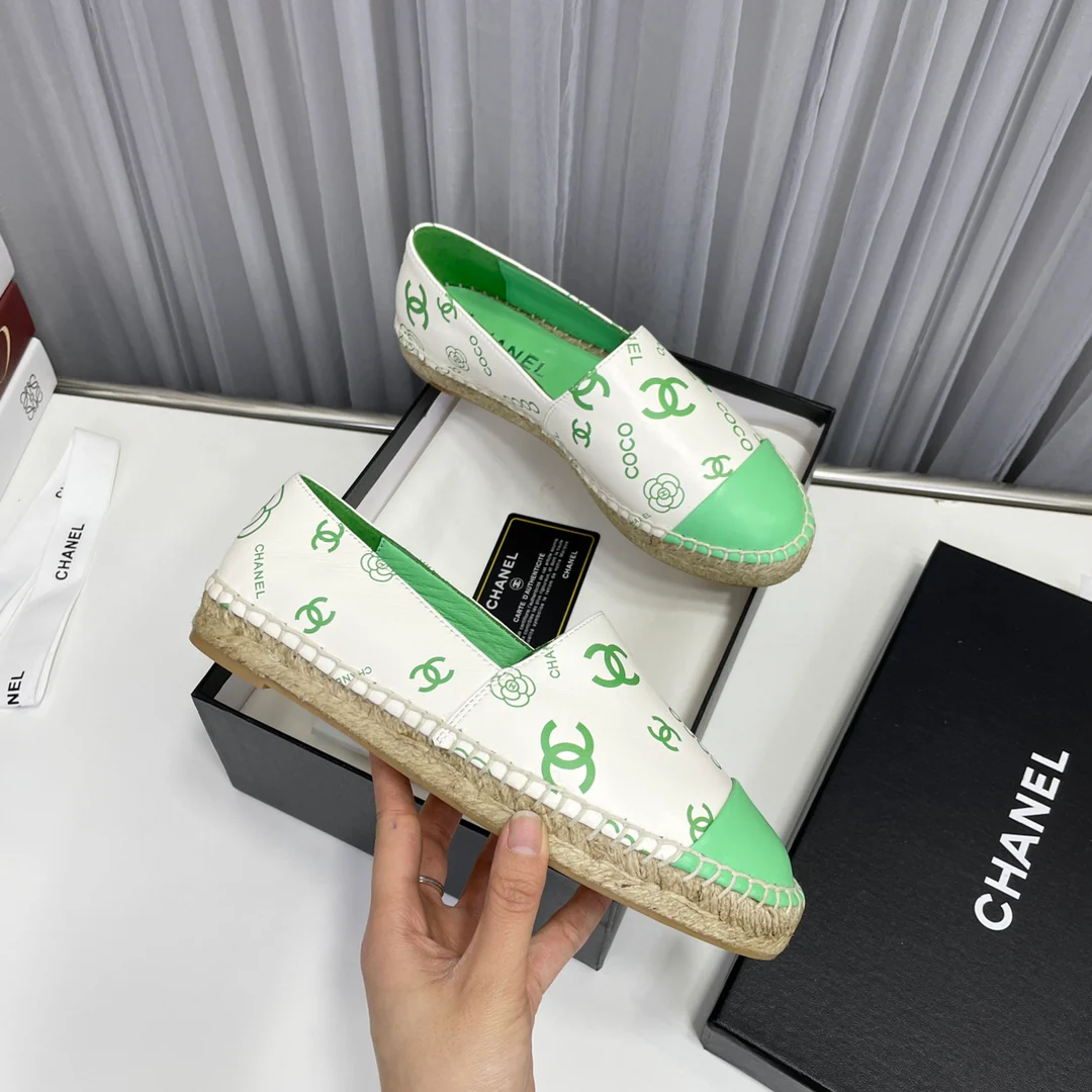 Новинка весны 2023 года от Chanel - Рыбацкие туфли из овечьей кожи - Зеленые