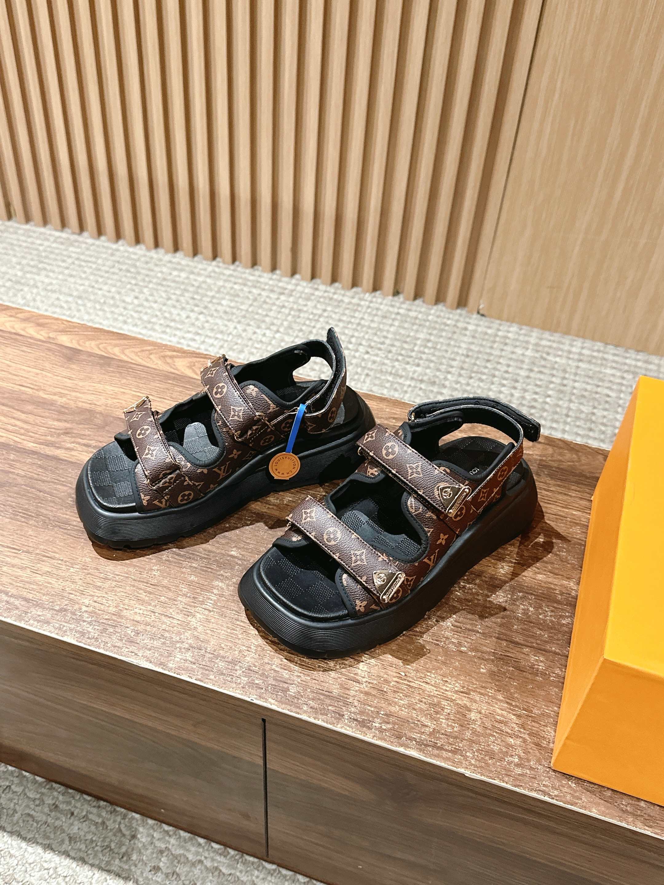 Новая коллекция LV ?Ранняя весна 2025? — замшевые сандалии из кожи с монограммой.