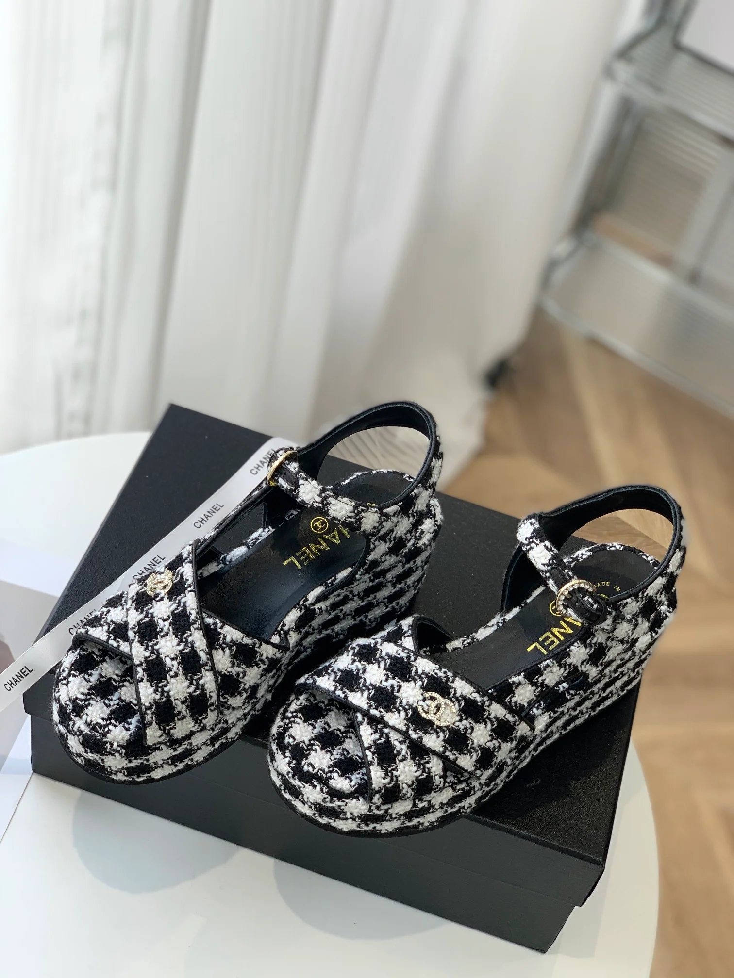 Новинка 2023 года от Chanel - клетчатые сандалии на платформе - 5 см