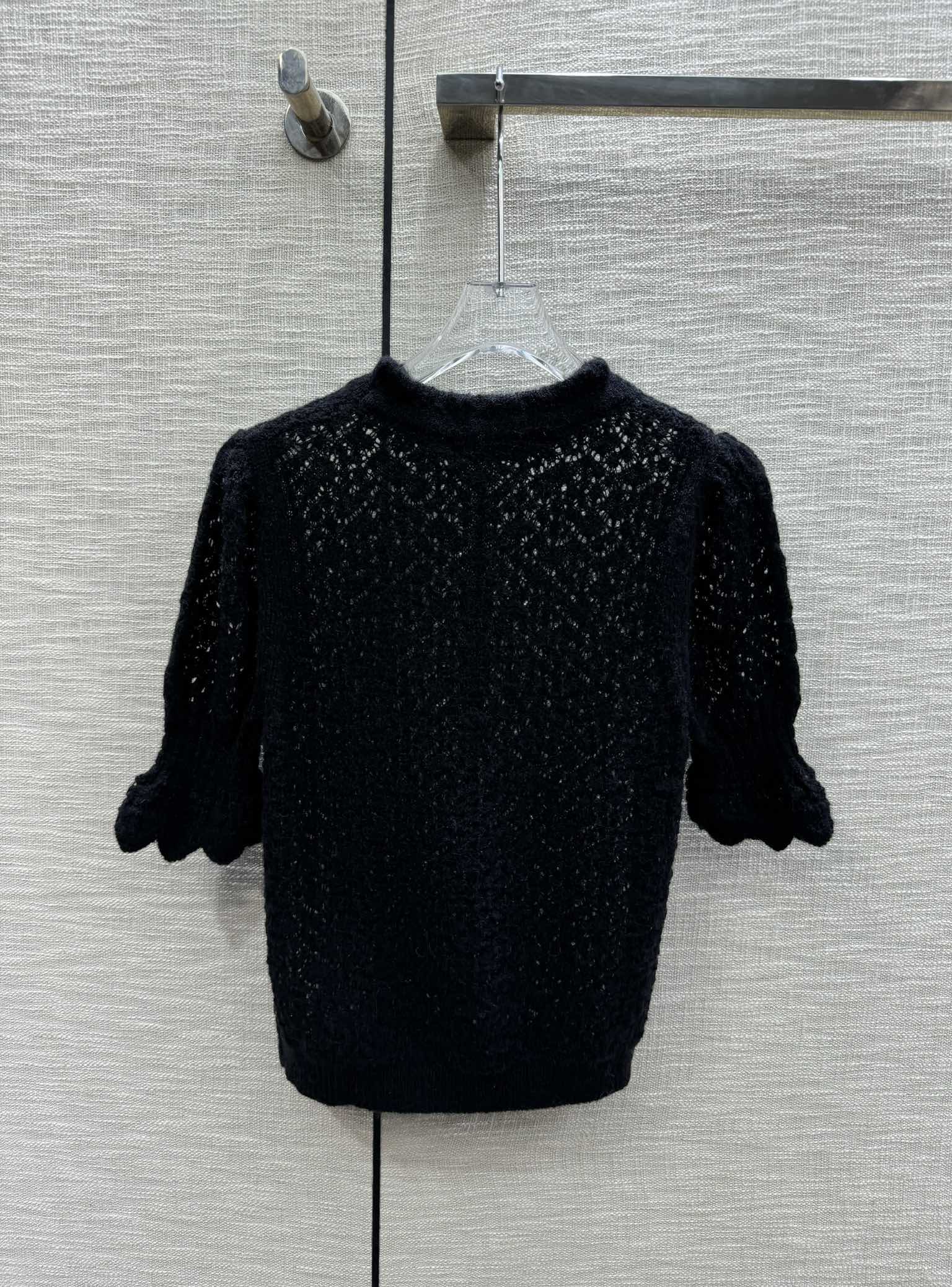 Chanel - 2403-24 Новинка ранней весны. Ажурный вязаный топ с короткими рукавами и рукавами-фонариками.