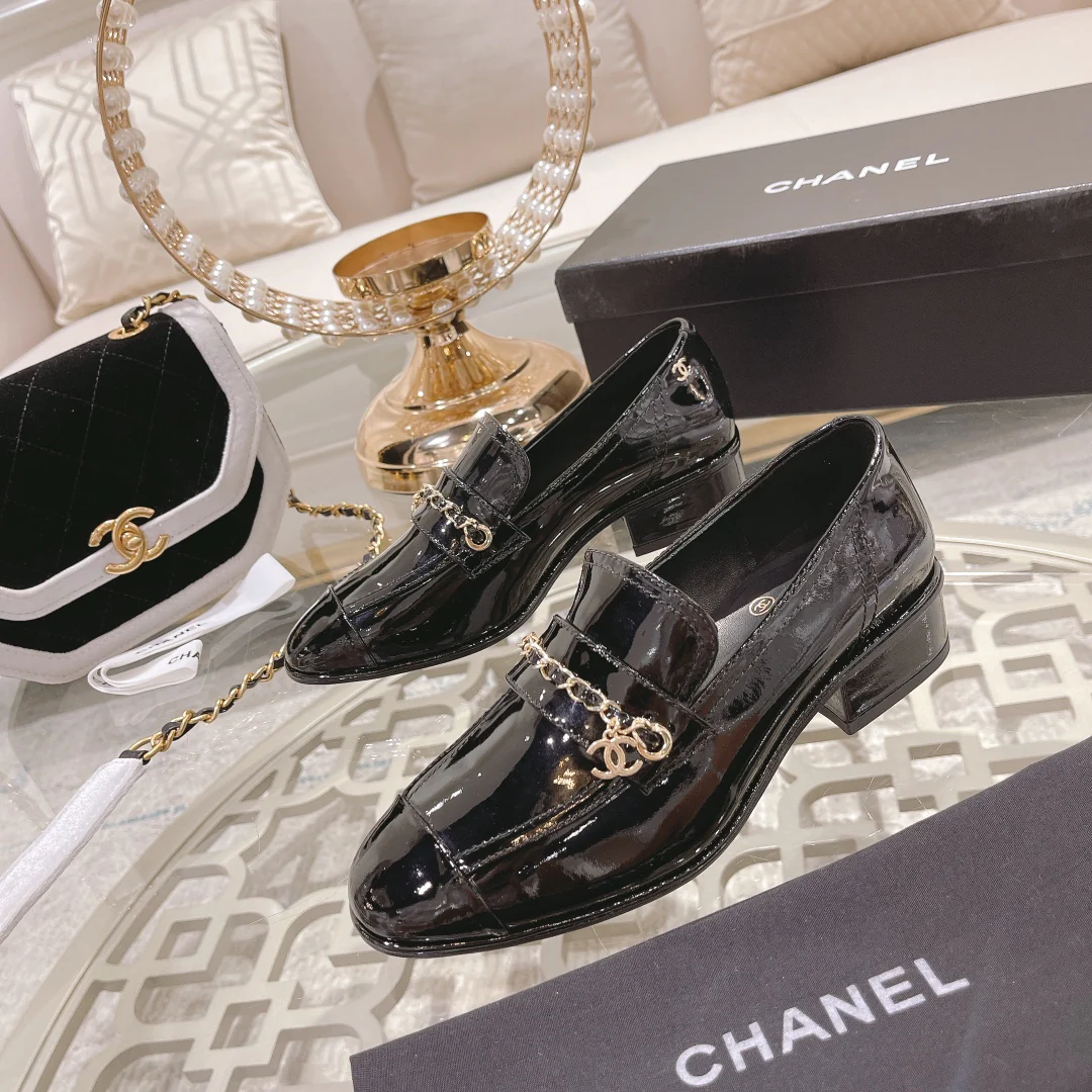 Chanel Осень/Зима 2022 - Кожаные туфли с цепочкой и пряжкой