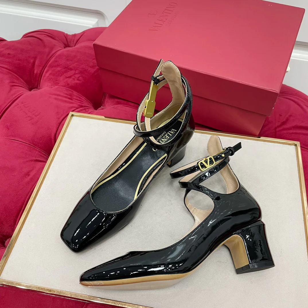 Новинка весенней коллекции Valentino 2023 года - сандалии Мэри Джейн из лакированной кожи.