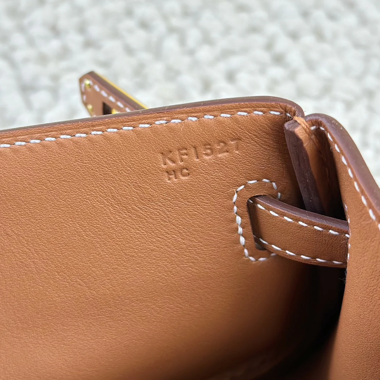 Кожа Hermes Kelly Moove Swift, золотисто-коричневая, золотая застежка.