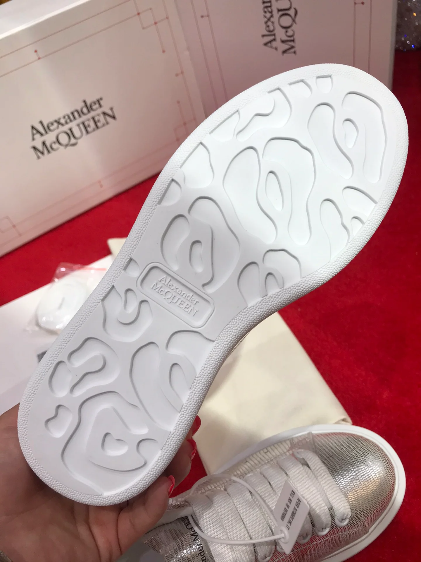 Классические белые кроссовки McQueen - полностью серебристые - с белой отделкой.