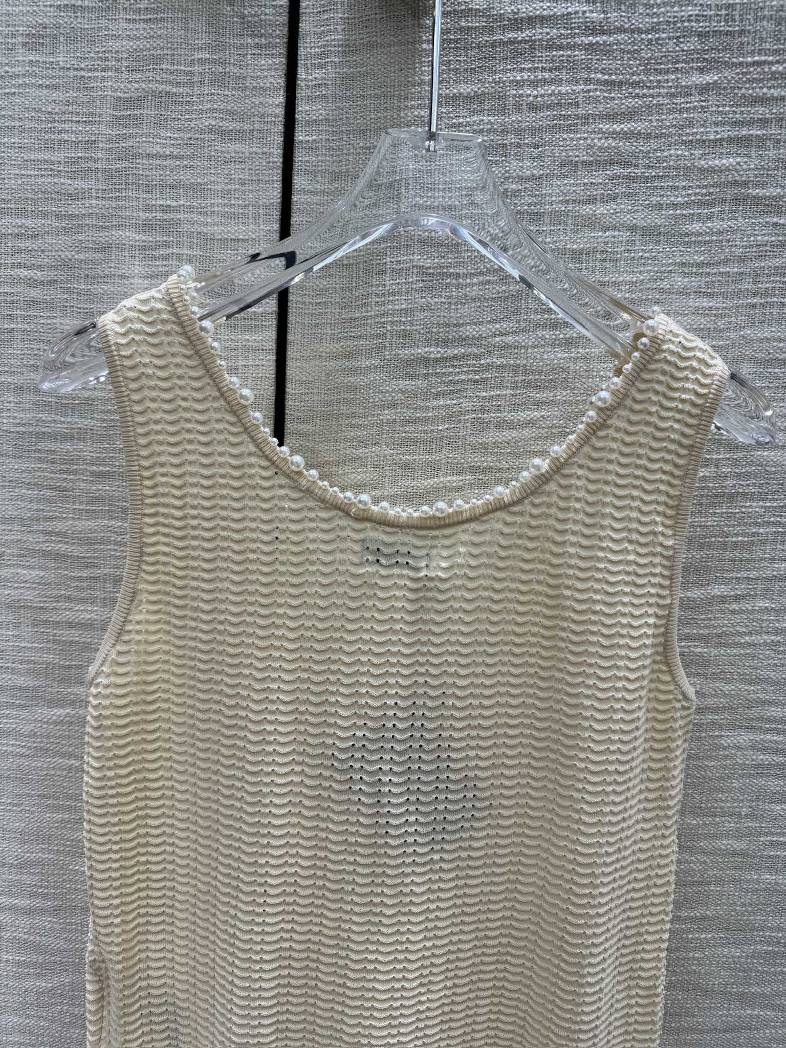 Жилет Miu Miu-2404 из плотной вязки с бисером - абрикосовый