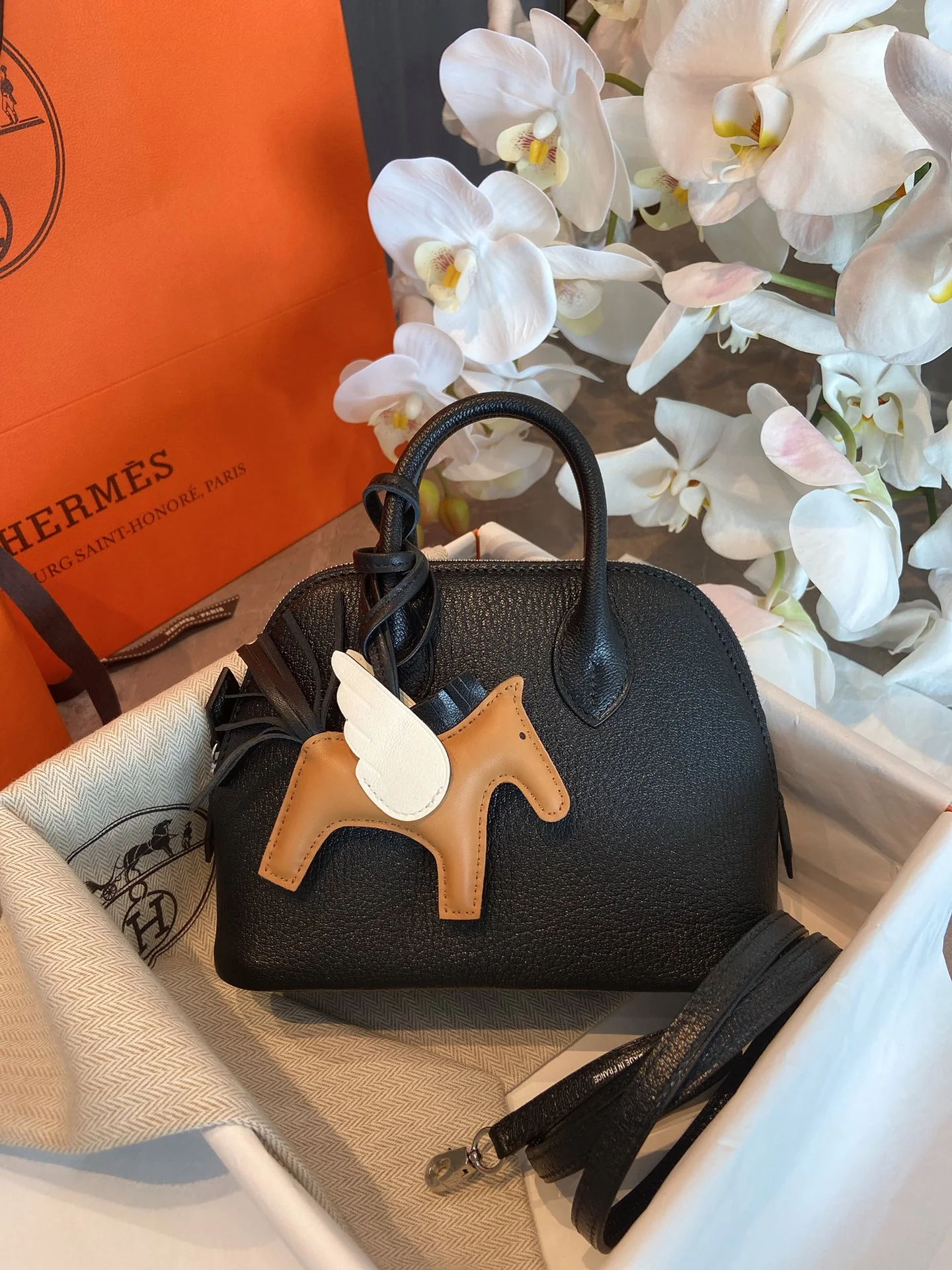 Миниатюрная сумка Hermes Bolide из козьей кожи, черная, с серебряной пряжкой.
