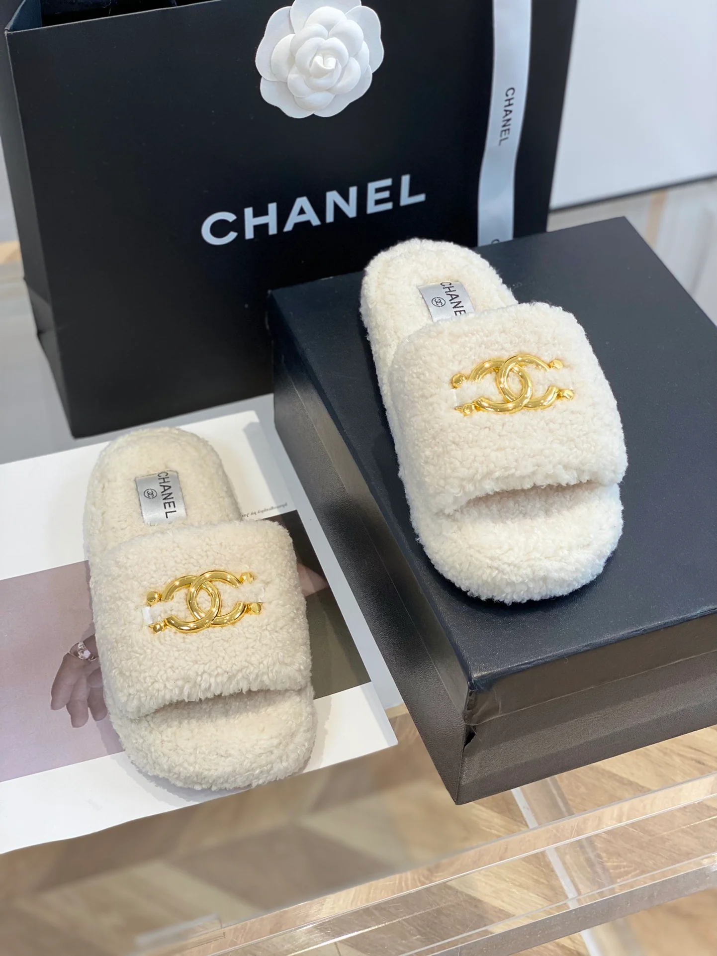 Новые модели шлепанцев Chanel 2022 года - синхронизация с официальным сайтом