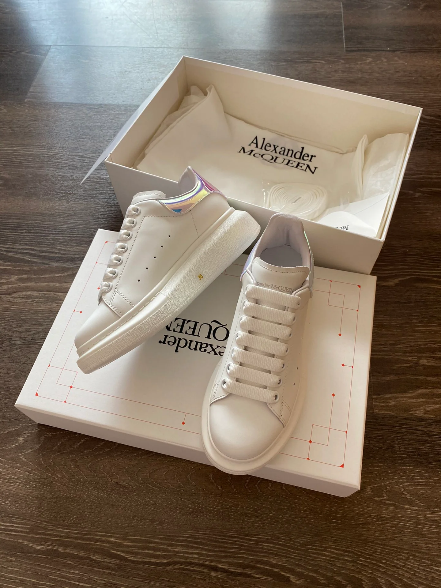 Классические белые кроссовки McQueen - светоотражающие элементы