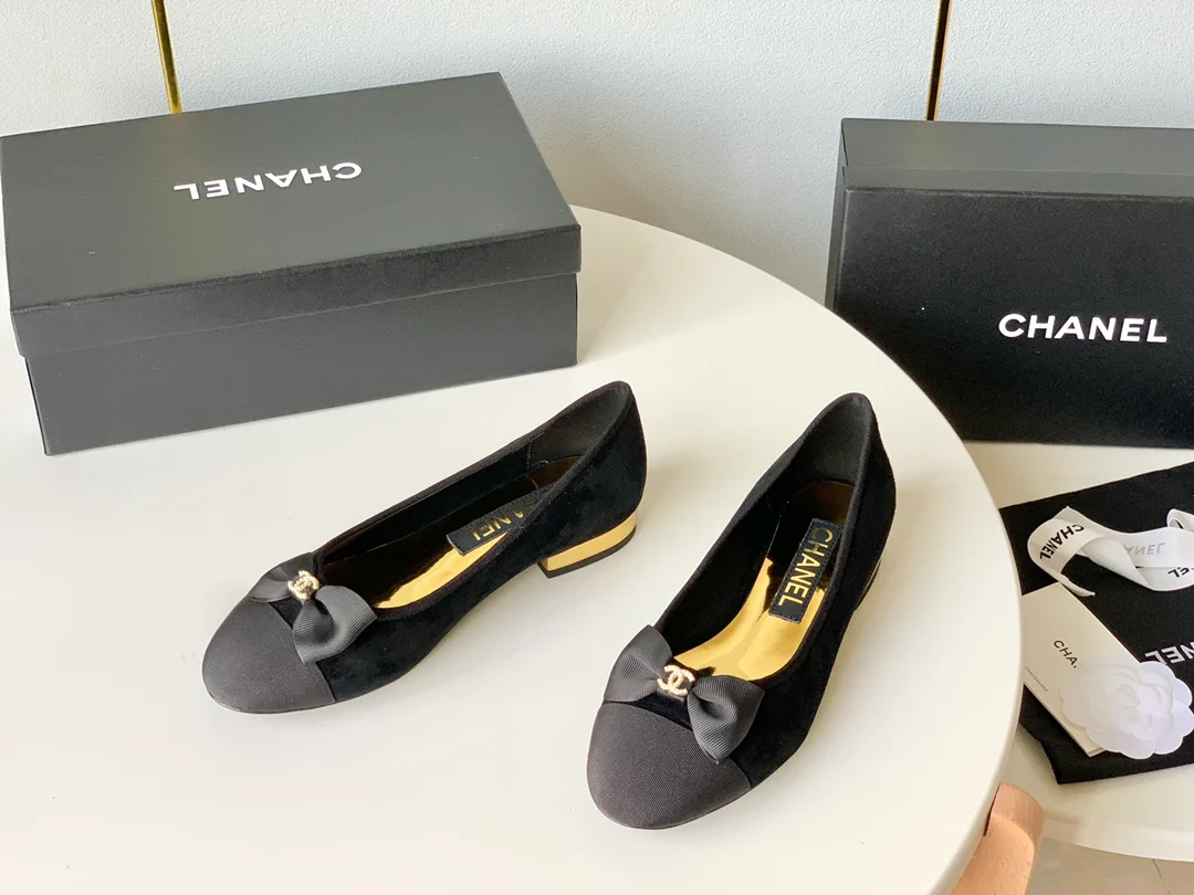 Замшевые туфли Chanel с бантом - черные