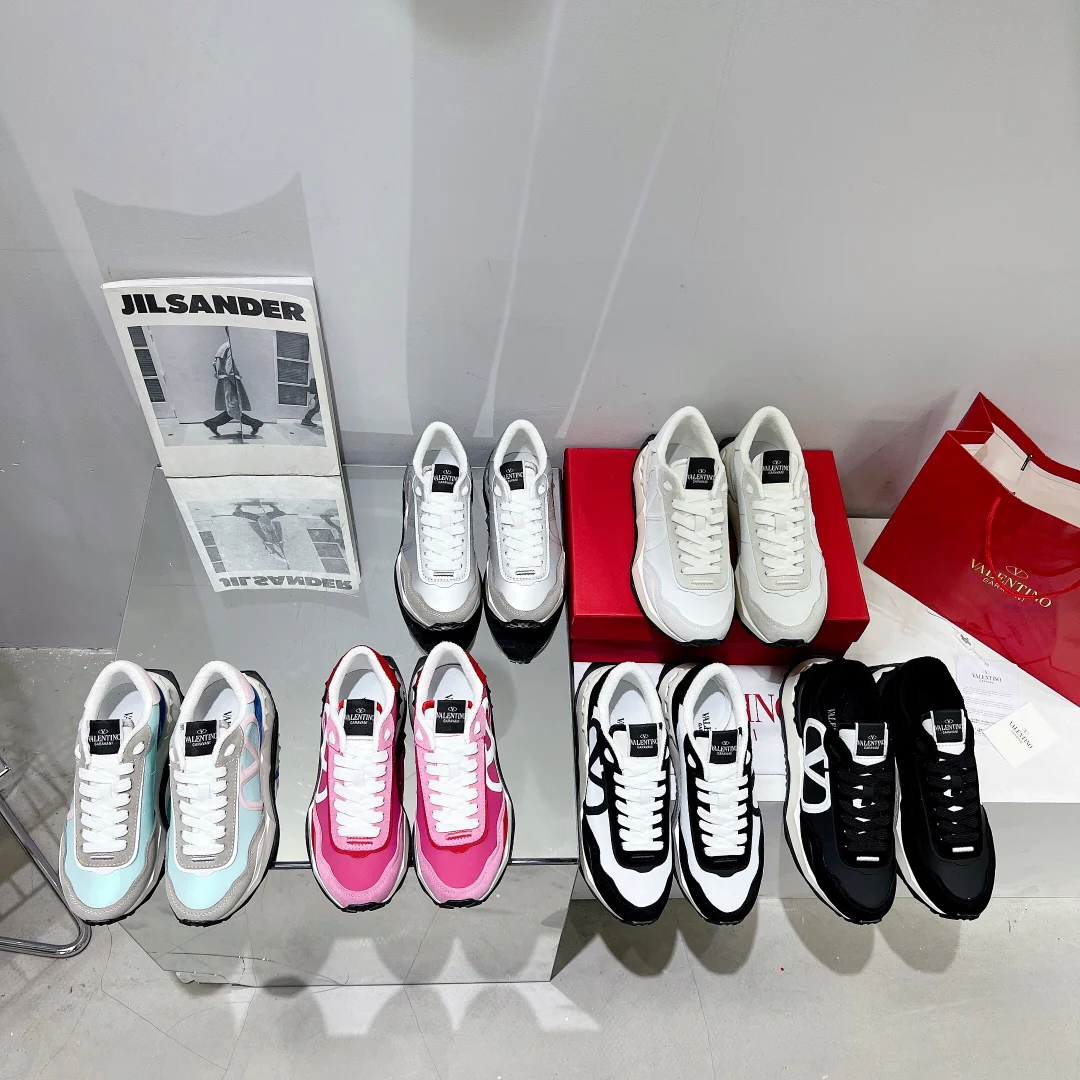 Новинка сезона весна/лето 2022 от Valentino - Кроссовки из шелковой кожи - Унисекс - Черные