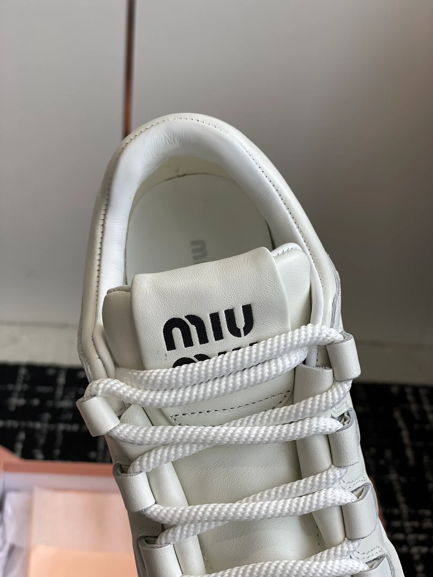 Кроссовки Miu Miu в стиле ретро с эффектом потертости - Повседневные кроссовки - Off-White