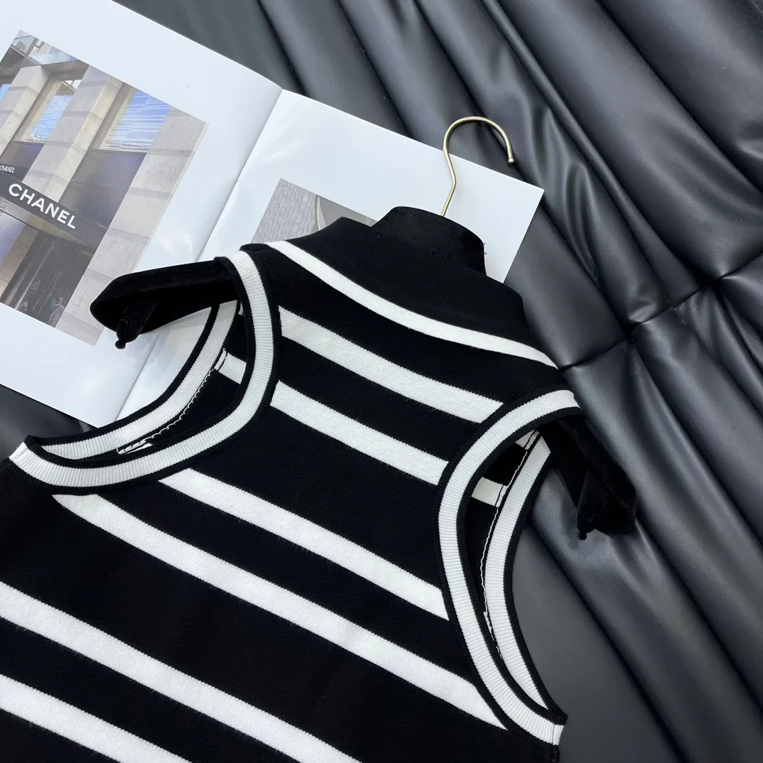 Chanel - 2404-24 Новинка: Вязаный жилет в полоску с воротником - Черный