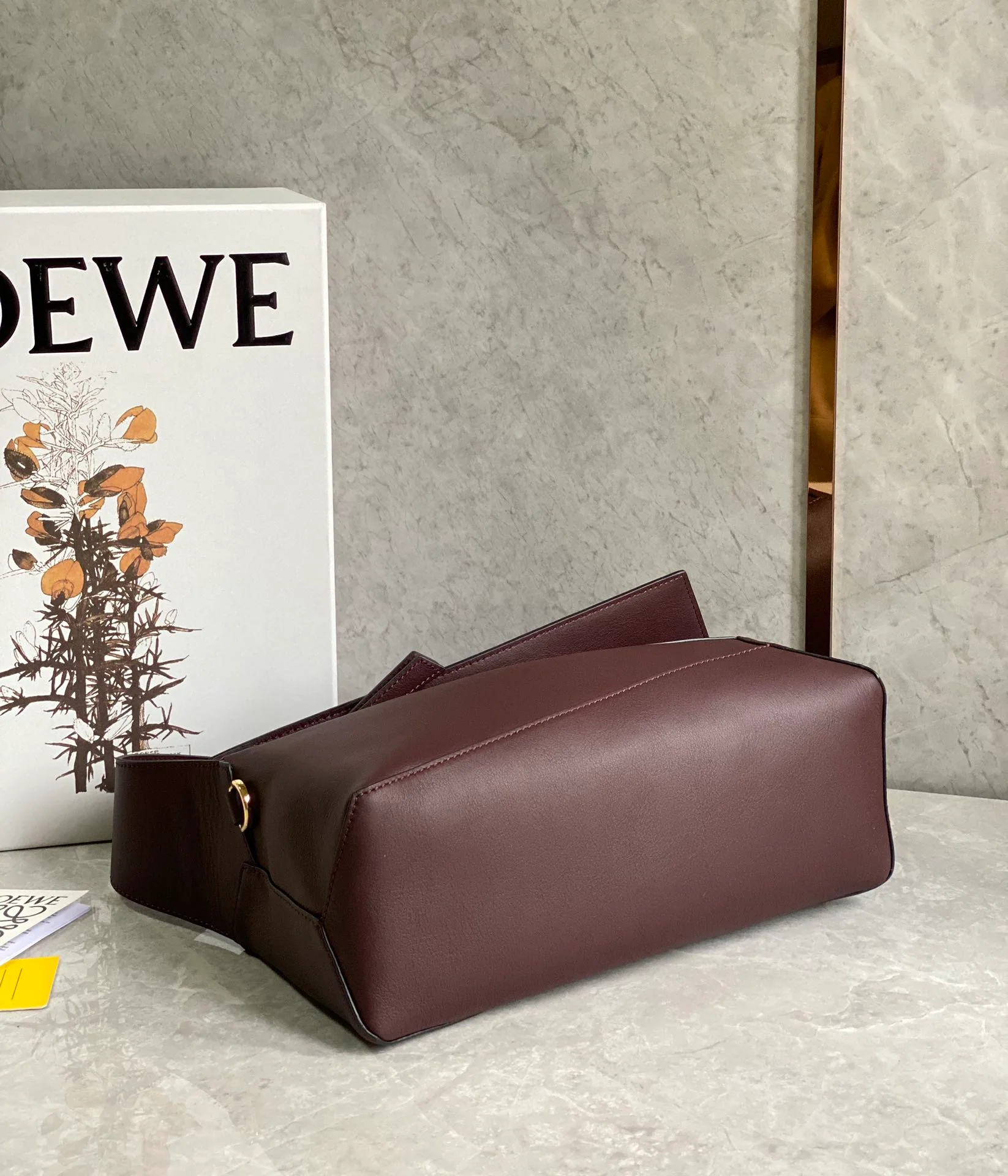 Сумка-хобо Loewe Puzzle под мышкой