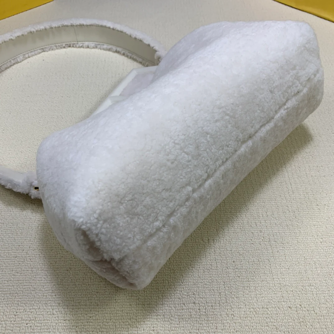 Средняя белая шерстяная сумка Fendi-first