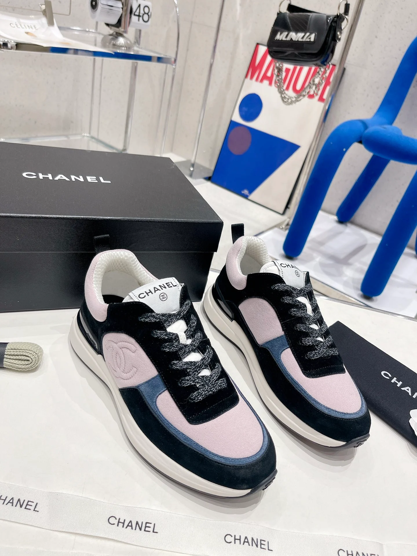 Повседневные кроссовки Chanel из коллекции весна-лето/зима 2022 — розовато-серые.