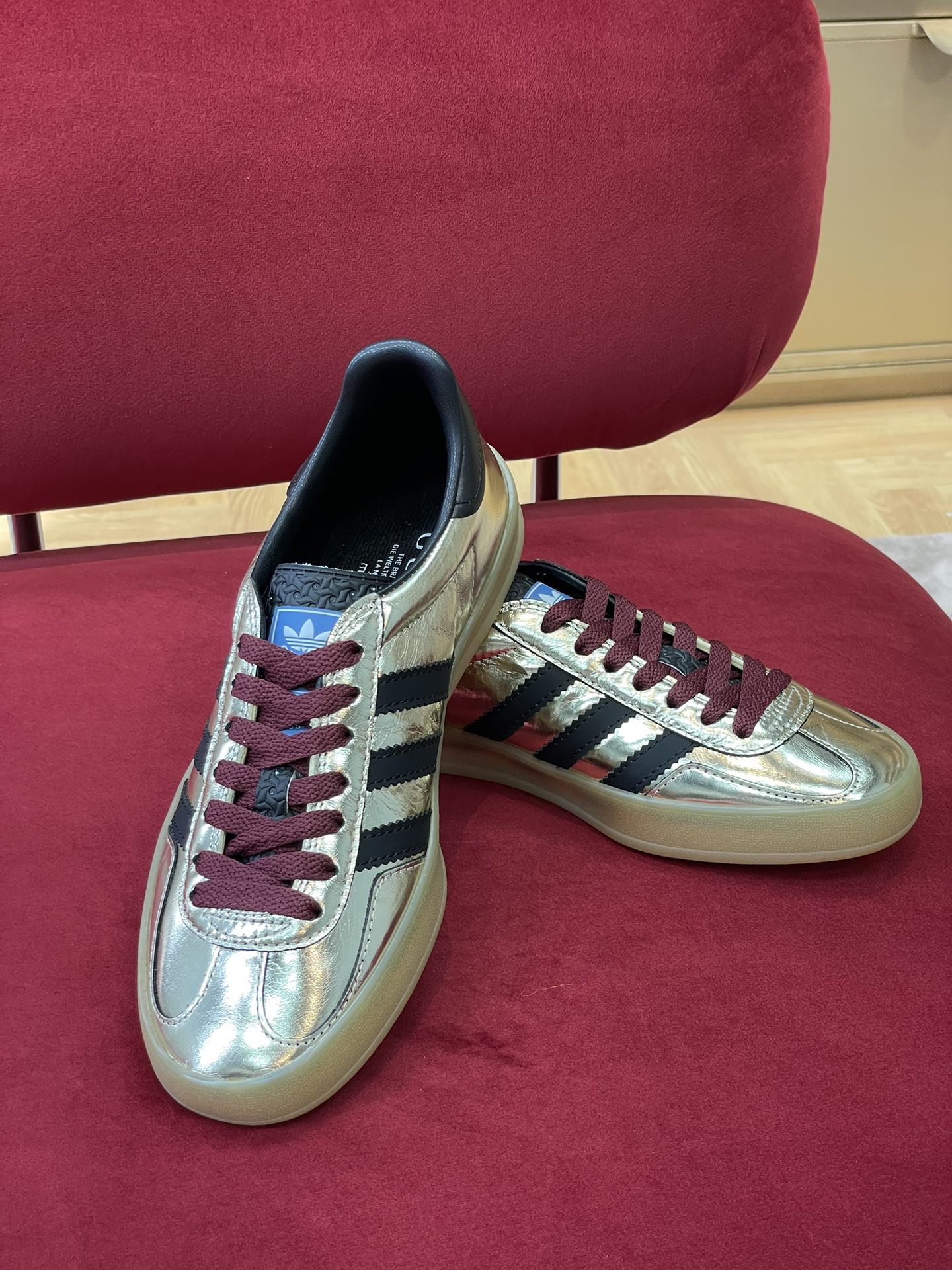 Новинки осенне-зимней коллекции Gucci 2022 — Коллаборация — Кроссовки — Унисекс — Золотой