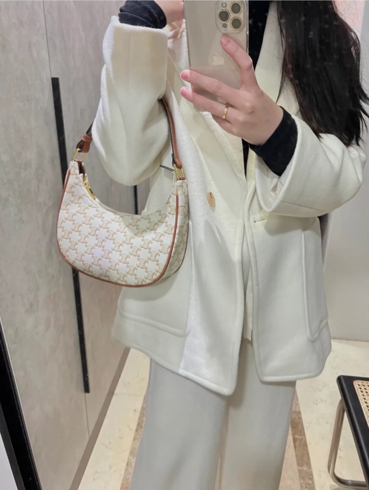 Сумка Celine Ava Triomphe из канваса — белая с монограммой.