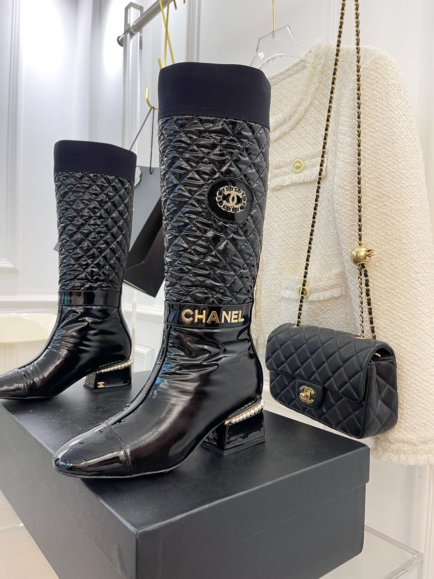 Новинка сезона осень/зима 2022 от Chanel — клетчатые высокие сапоги.