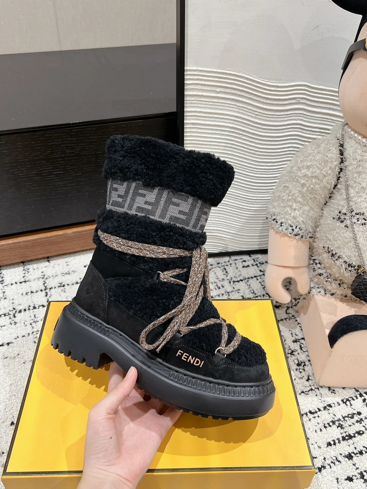 Шерстяные зимние сапоги Fendi 2024 - черные