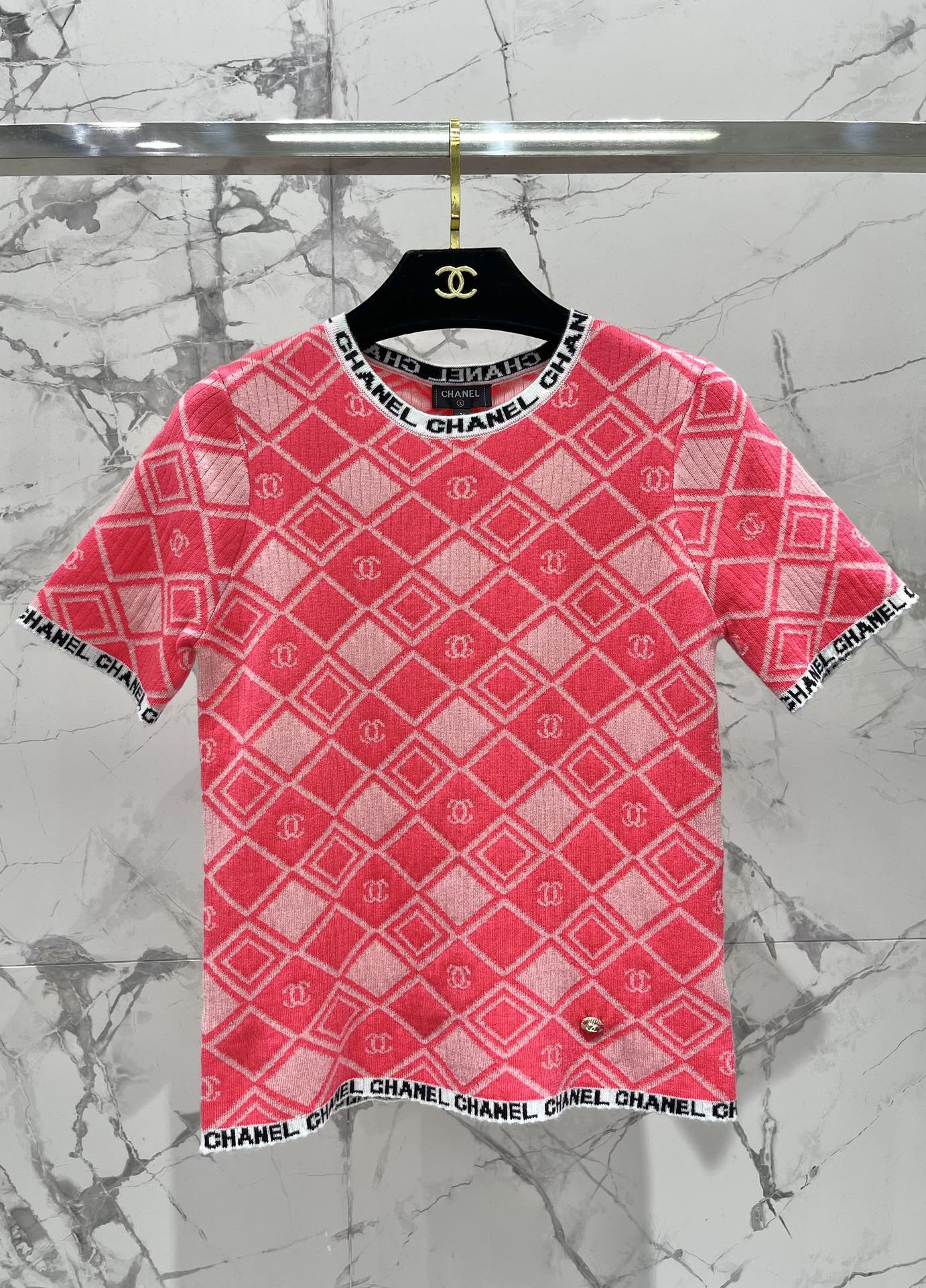 Новый клетчатый трикотажный топ Chanel 2403-24 с короткими рукавами - розовый