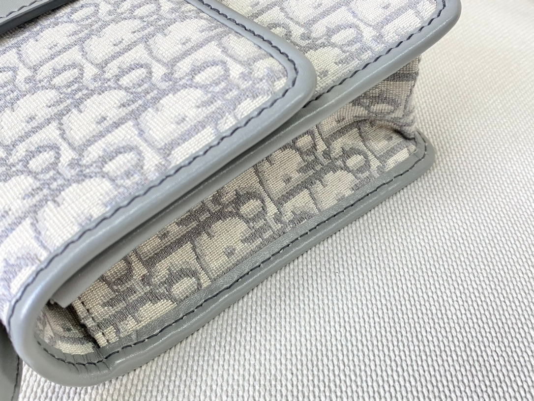 Новинка лета от Chanel - сумка Montaigne - 24 см