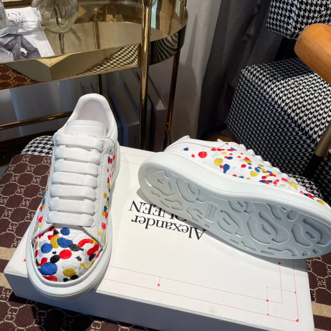 Классические белые кроссовки McQueen в красочном горошек.