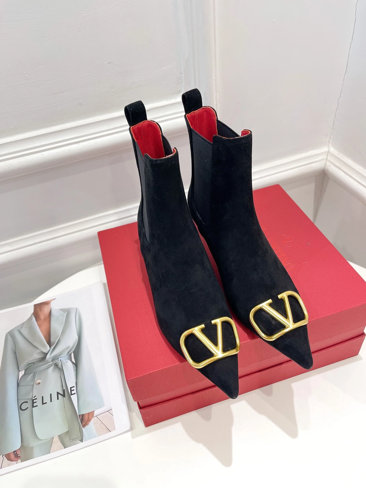 Новинка сезона осень/зима 2022 от Valentino - Ботильоны с V-образным вырезом большого размера - 1 шт.