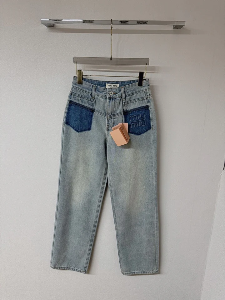 Miu Miu-2404 - Джинсы с имитацией кармана, вышитым логотипом Miu и цветовыми блоками.