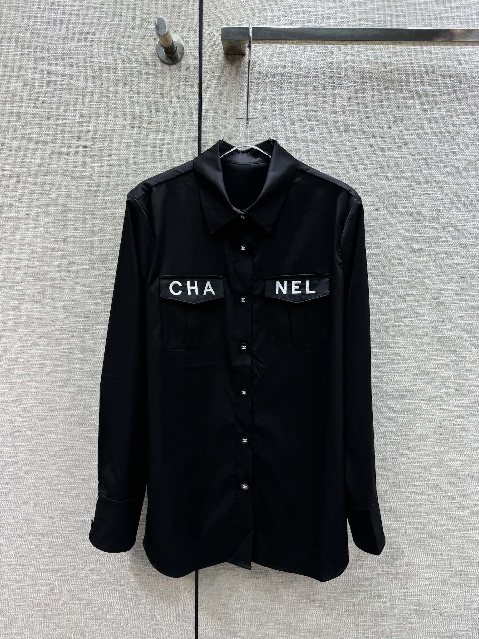Chanel 2403 - Рубашка с воротником, двумя карманами и вышитым логотипом - Черная