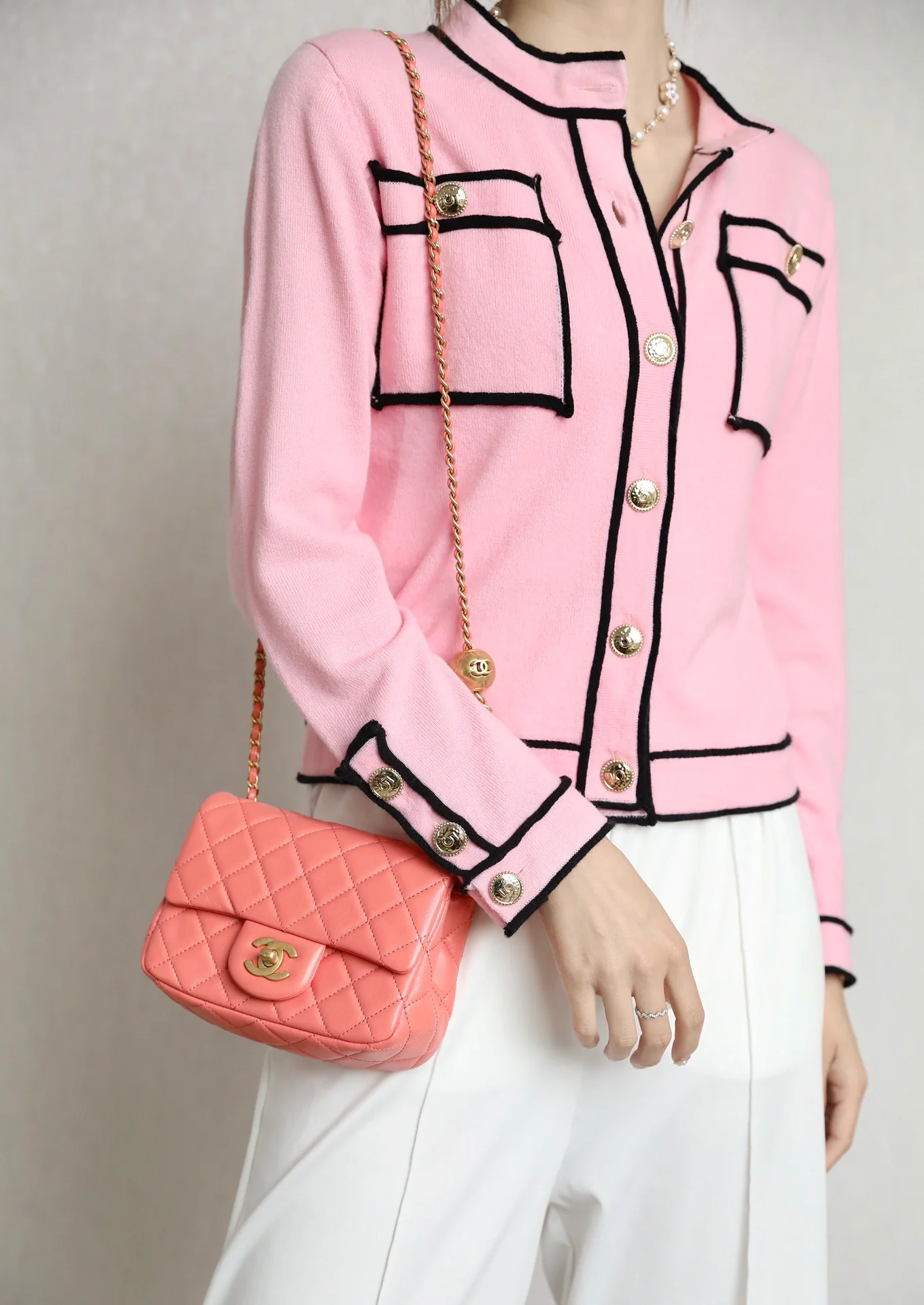 Сумка Chanel Gold Globe Square Fat Flap Bag - кораллово-розовая.