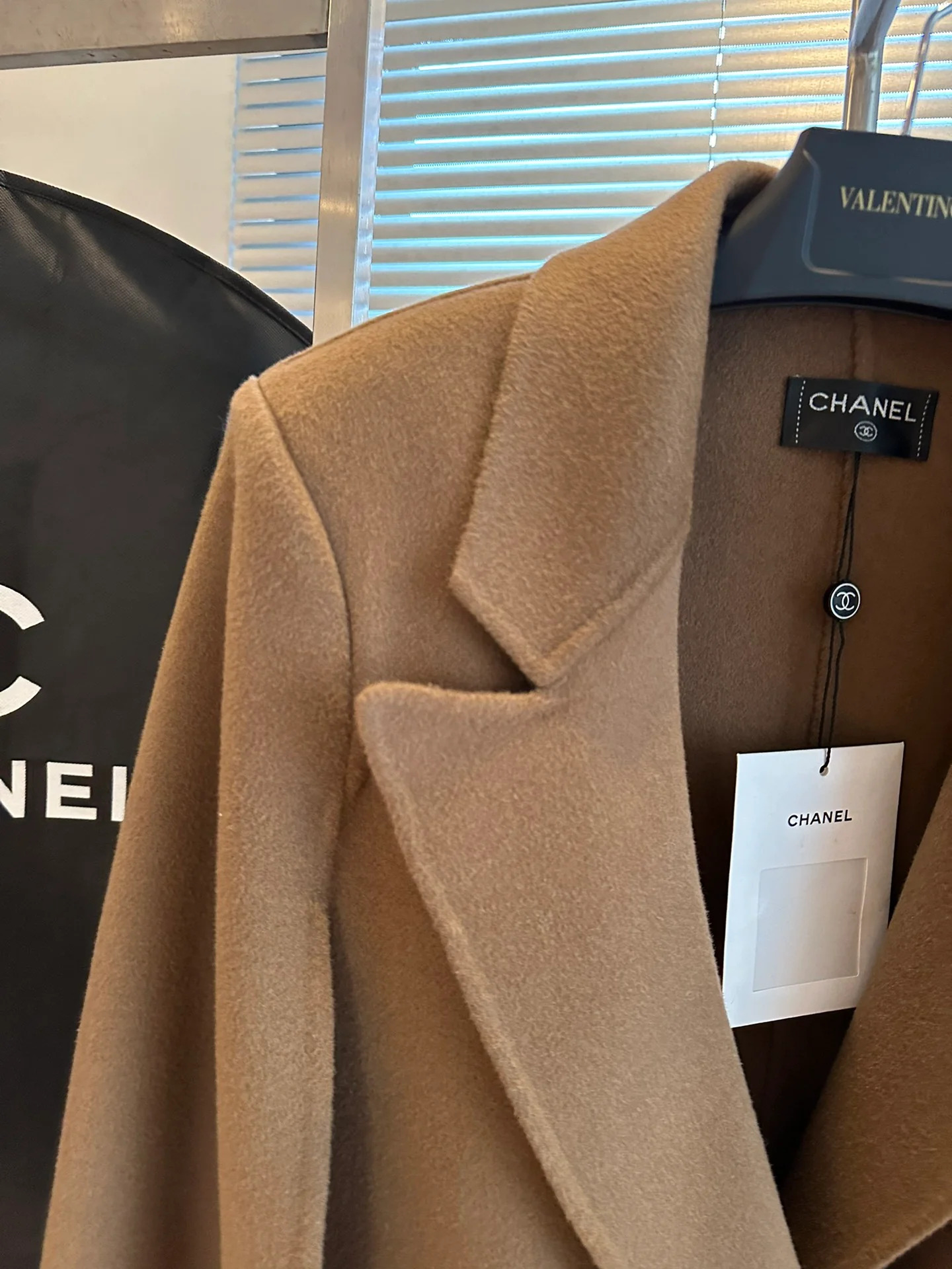 Chanel 2403 - Элегантный шерстяной костюм с дорогой накидкой - Коричневый