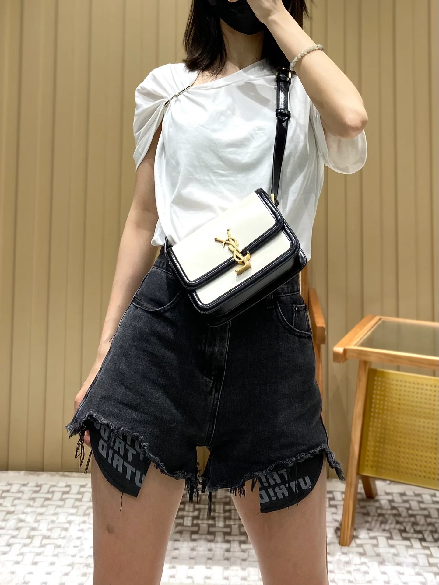 Сумка YSL Solferino Tofu Bag — бело-черная — 18 см — На фото: в ней.