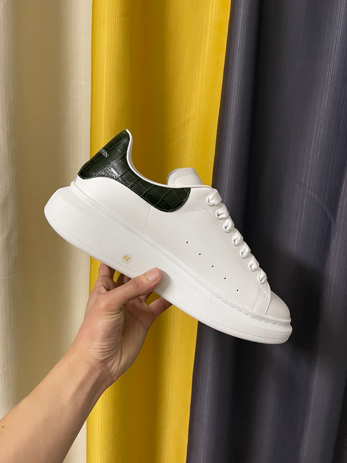 Классические белые кроссовки McQueen - унисекс - темно-зеленый крокодиловый узор