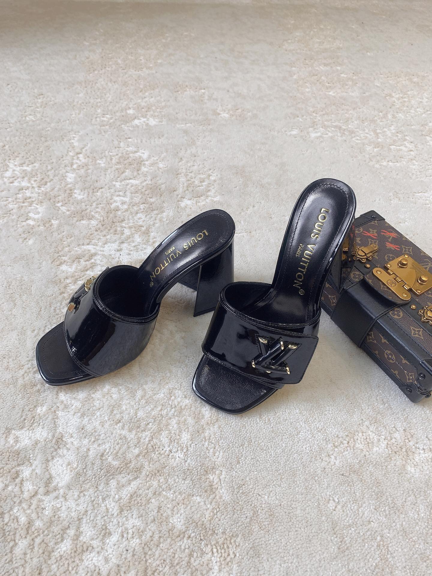 Новинка сезона весна/лето 2023 от LV - Туфли на высоком каблуке - Черные