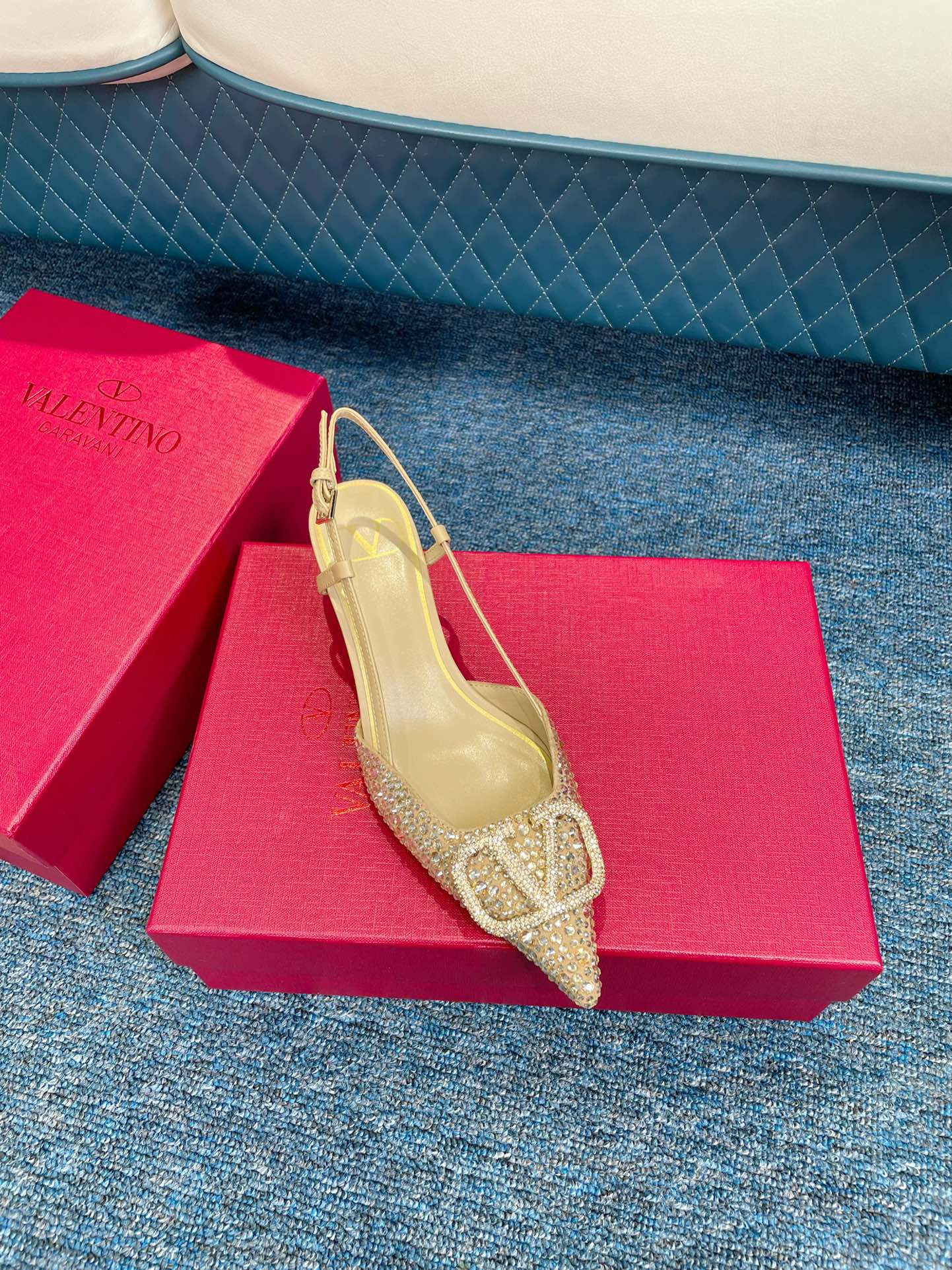 Новинка сезона весна/лето 2022 от Valentino: роскошные замшевые босоножки на высоком каблуке с острым носком и открытой пяткой, украшенные стразами.