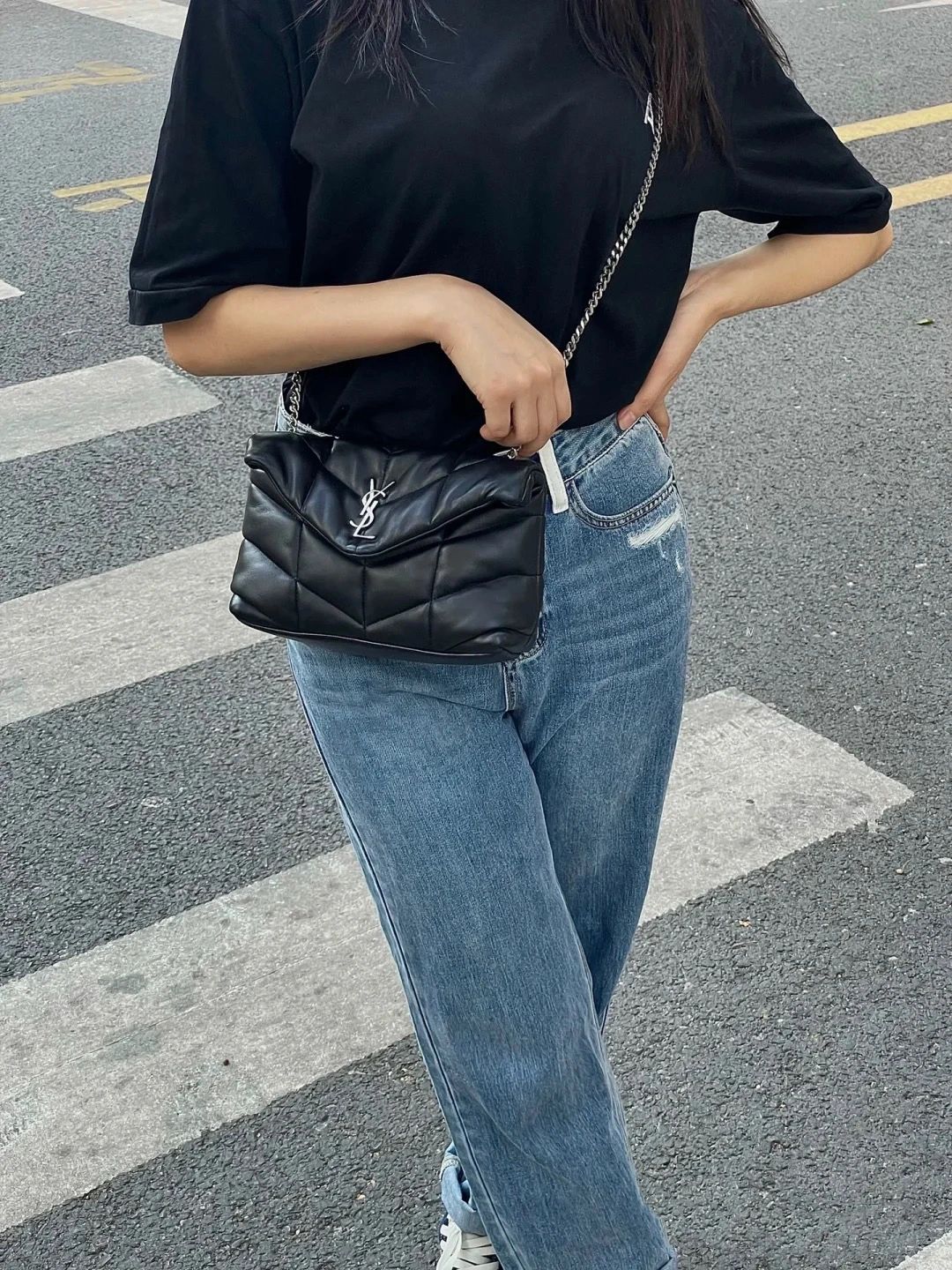 Пуховая сумка YSL Loulou Puffer 23 см из стеганой овечьей кожи цвета ?облако? — черная с серебристой фурнитурой.