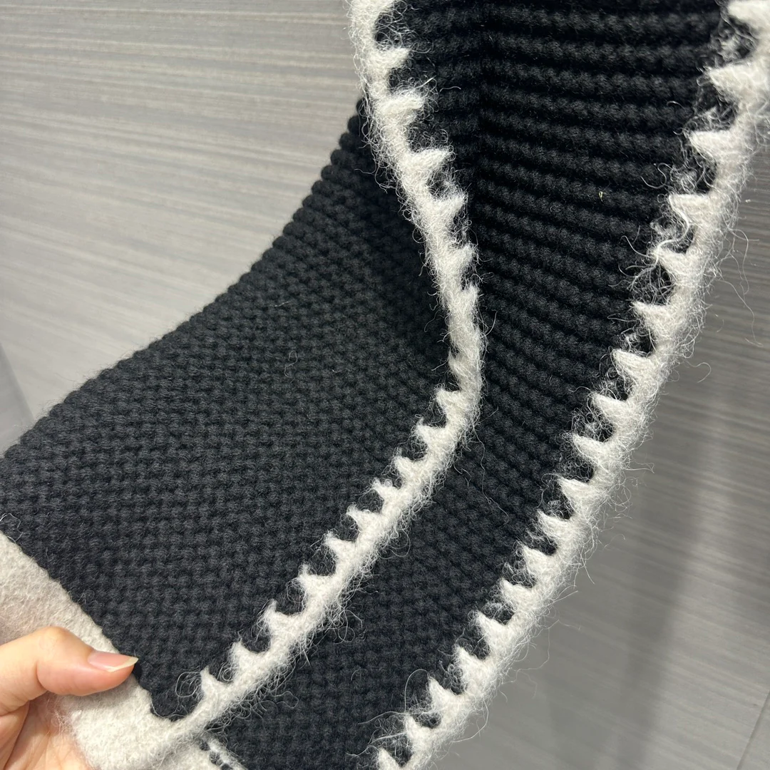 Новый шарф Chanel Double C с бахромой, коллекция осень/зима 2023, черный.