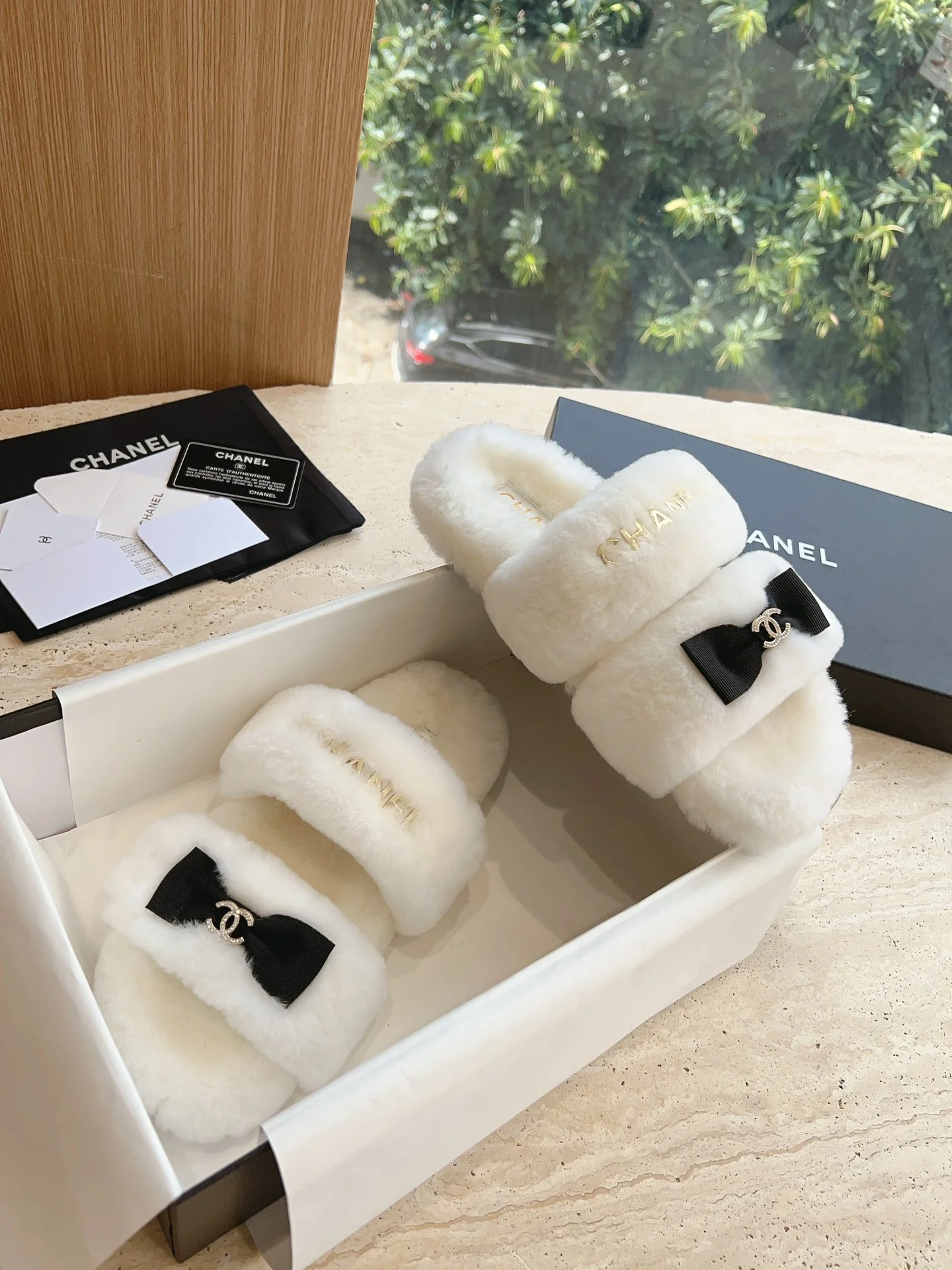 Новинка 2023 года от Chanel - Меховые тапочки - Белые с бантом