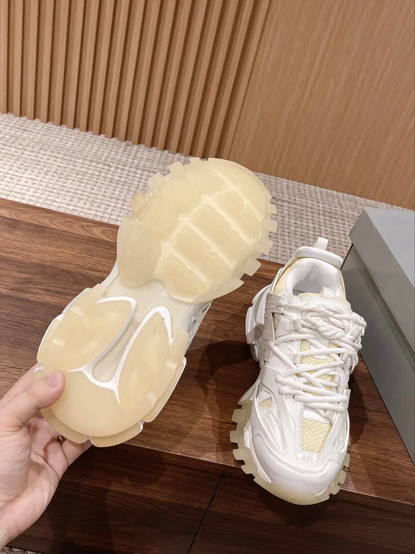 Кроссовки Balenciaga Track 3-0 (3-е поколение) Chunk - Унисекс - Белые - 1