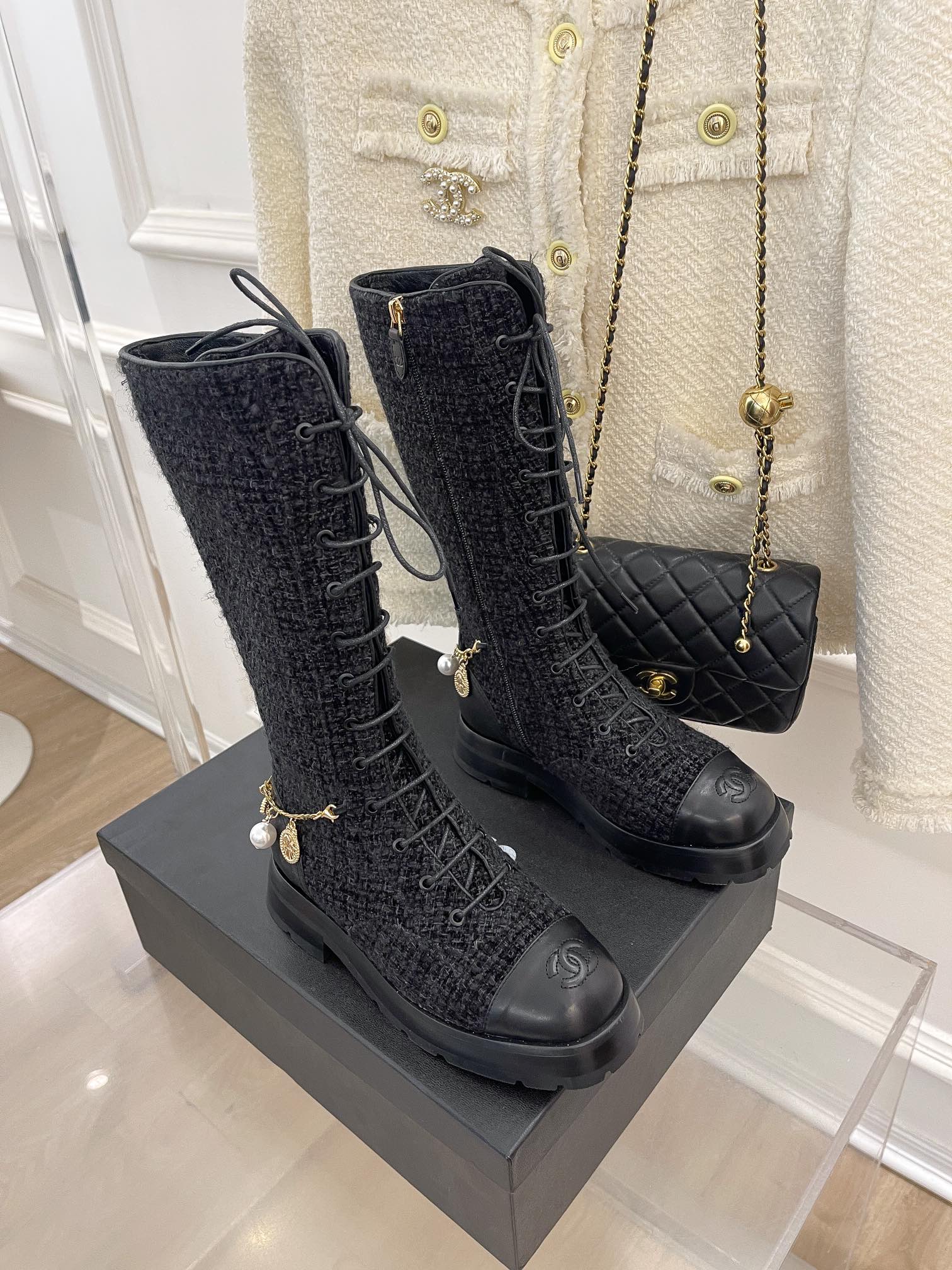 Новинка весны 2022 года от Chanel — высокие сапоги на шнуровке.