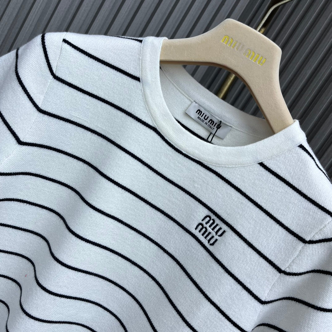 Miu Miu - 2404-24 Новинка: Футболка с круглым вырезом, полосатая, с коротким рукавом - белая