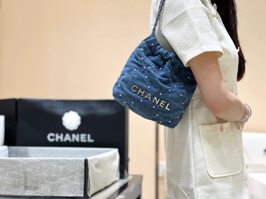Мини-сумка Chanel 24s 22 серии с заклепками из джинсовой ткани